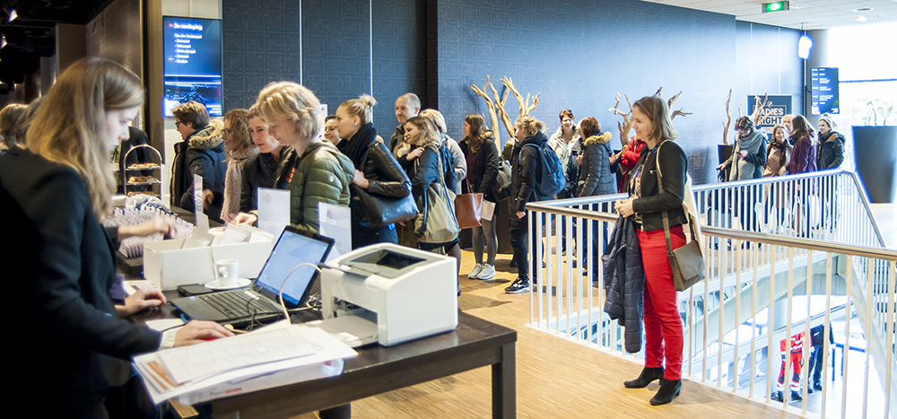 rij aanmeldbalie AYA congres rij aanmeldbalie AYA congres